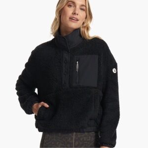 Vuori women’s popover Sherpa in black